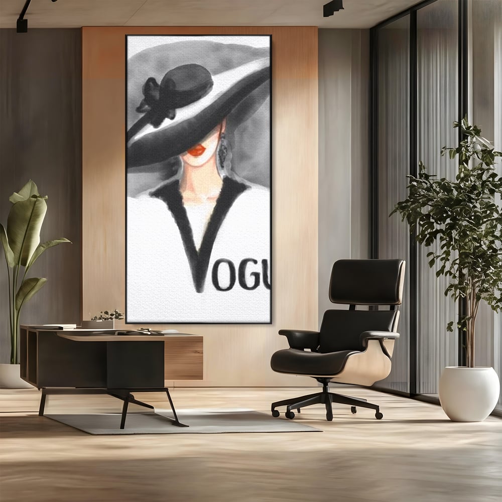 Tablou canvas cu ilustratie cu femeie purtand palarie, in rama de aluminiu negru, pe perete intr-un birou
